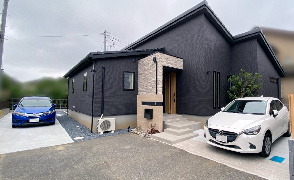 こだわりの門柱など建物と外構の調和が齎す上質感[2]