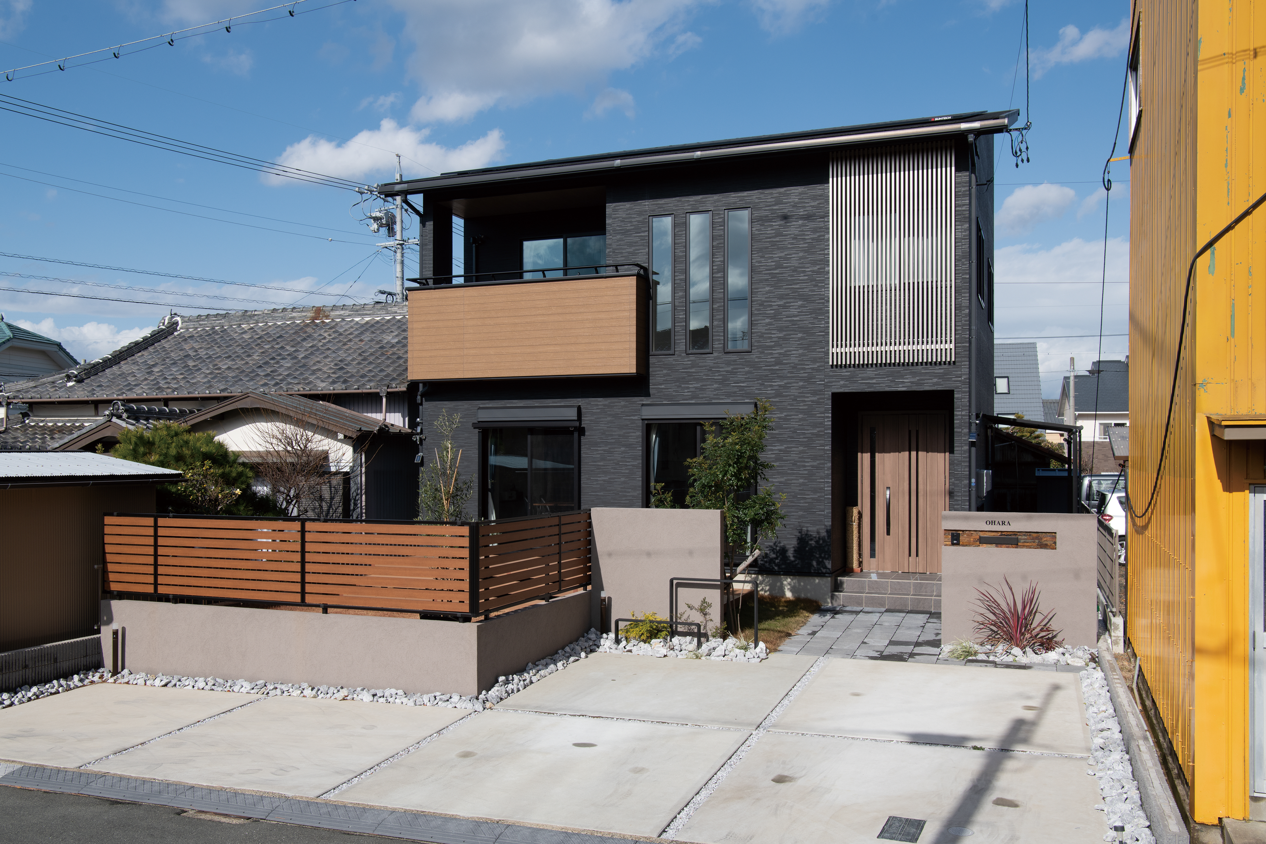 建物とともに、色彩のコントラストが織りなすオシャレな外構[2]