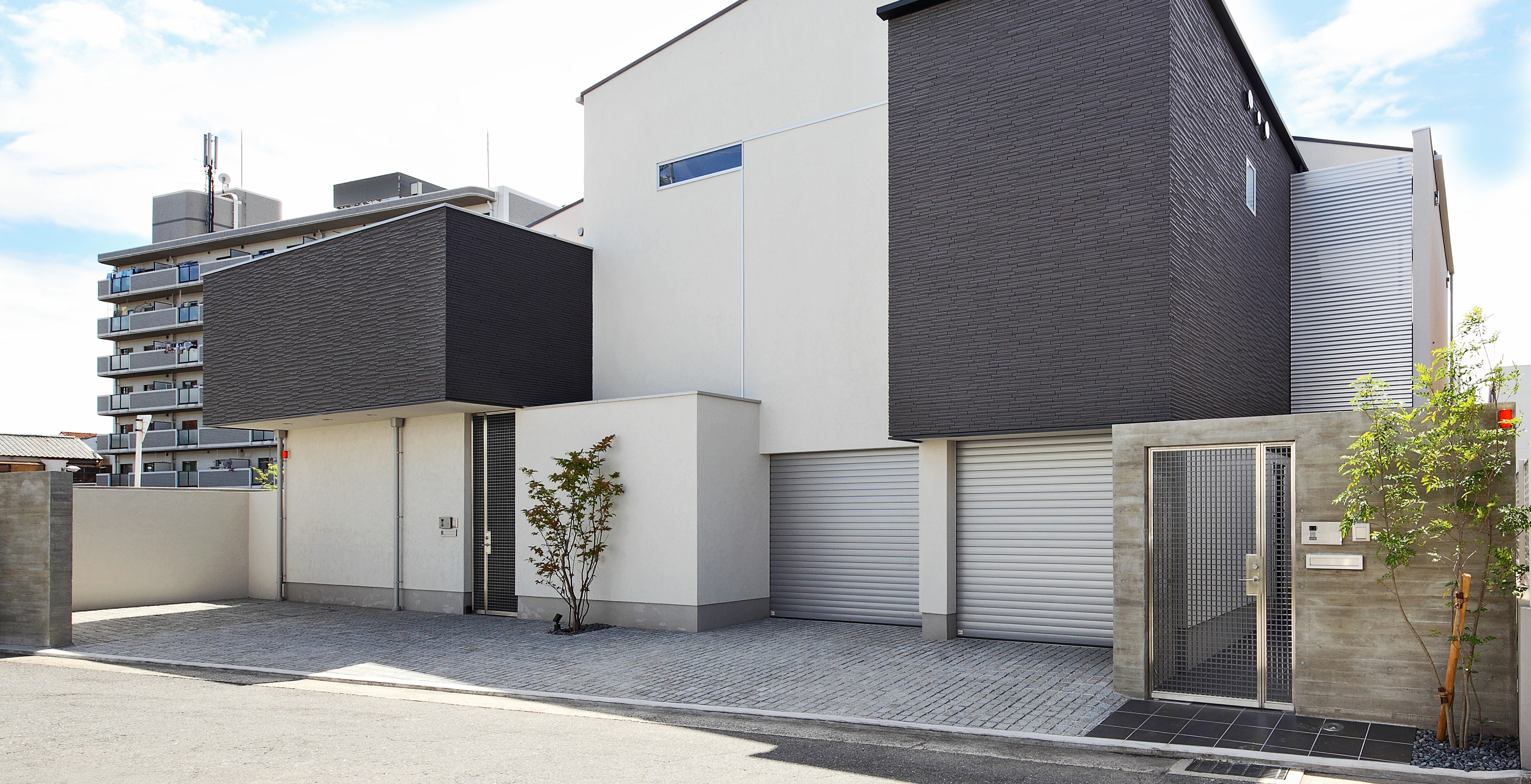 シンプルながら上質感を演出するセミクローズ外構[2]