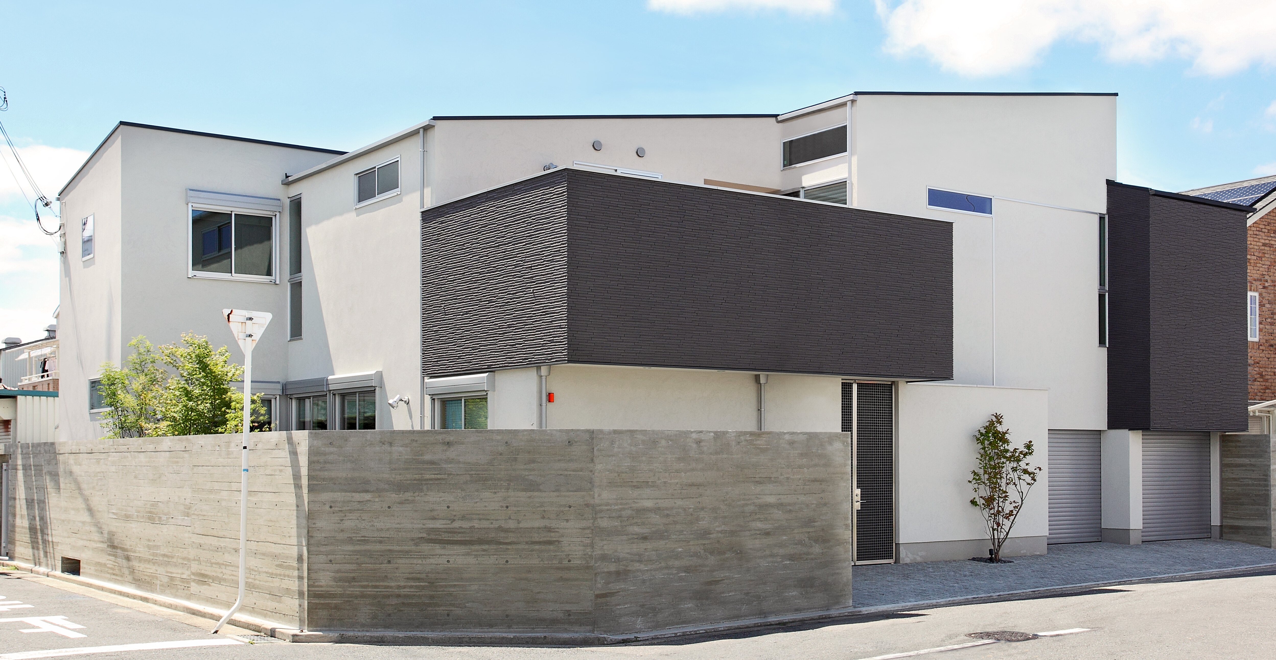 シンプルながら上質感を演出するセミクローズ外構[3]