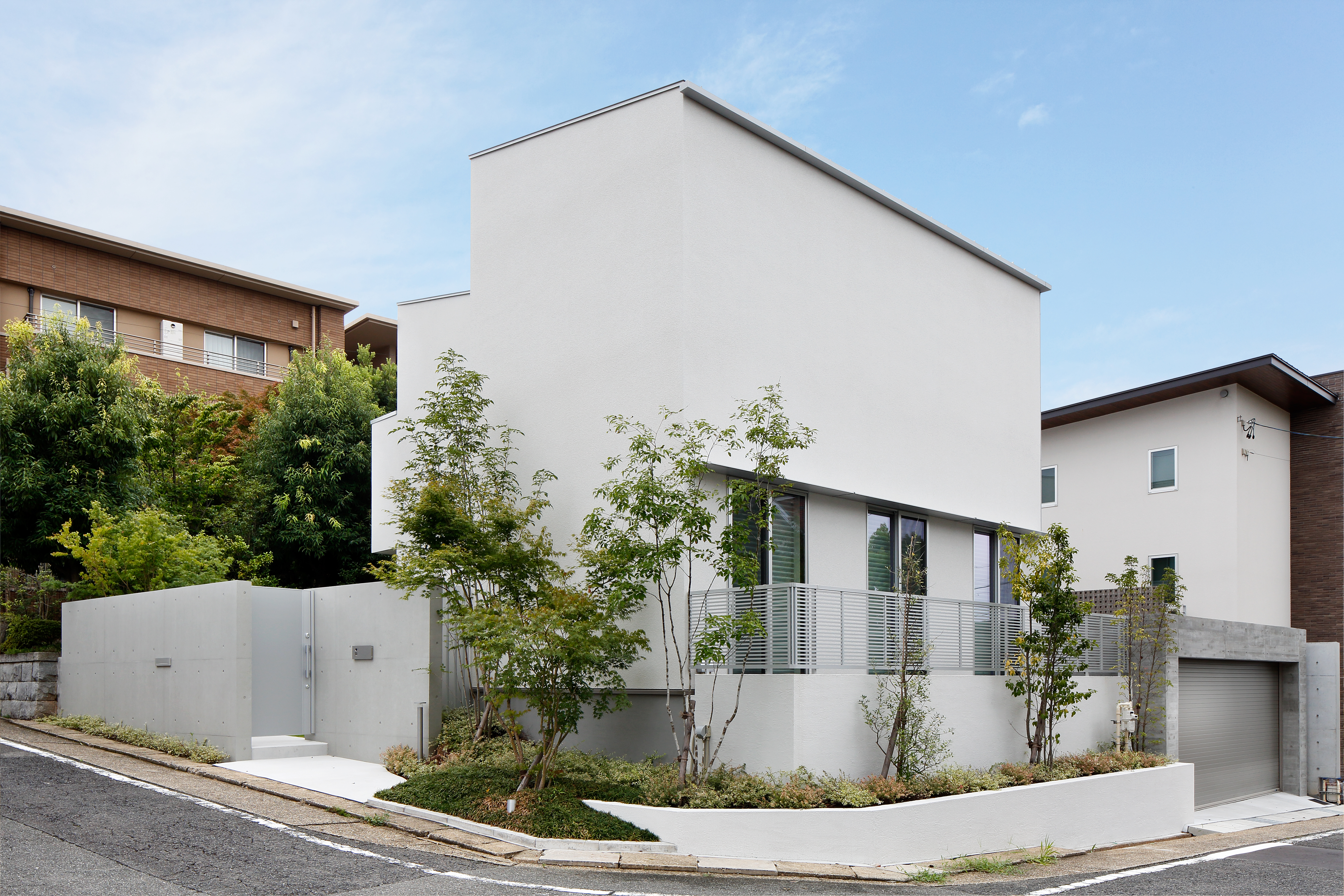 圧迫感がない、自然な上質感を醸し出すクローズ外構[2]