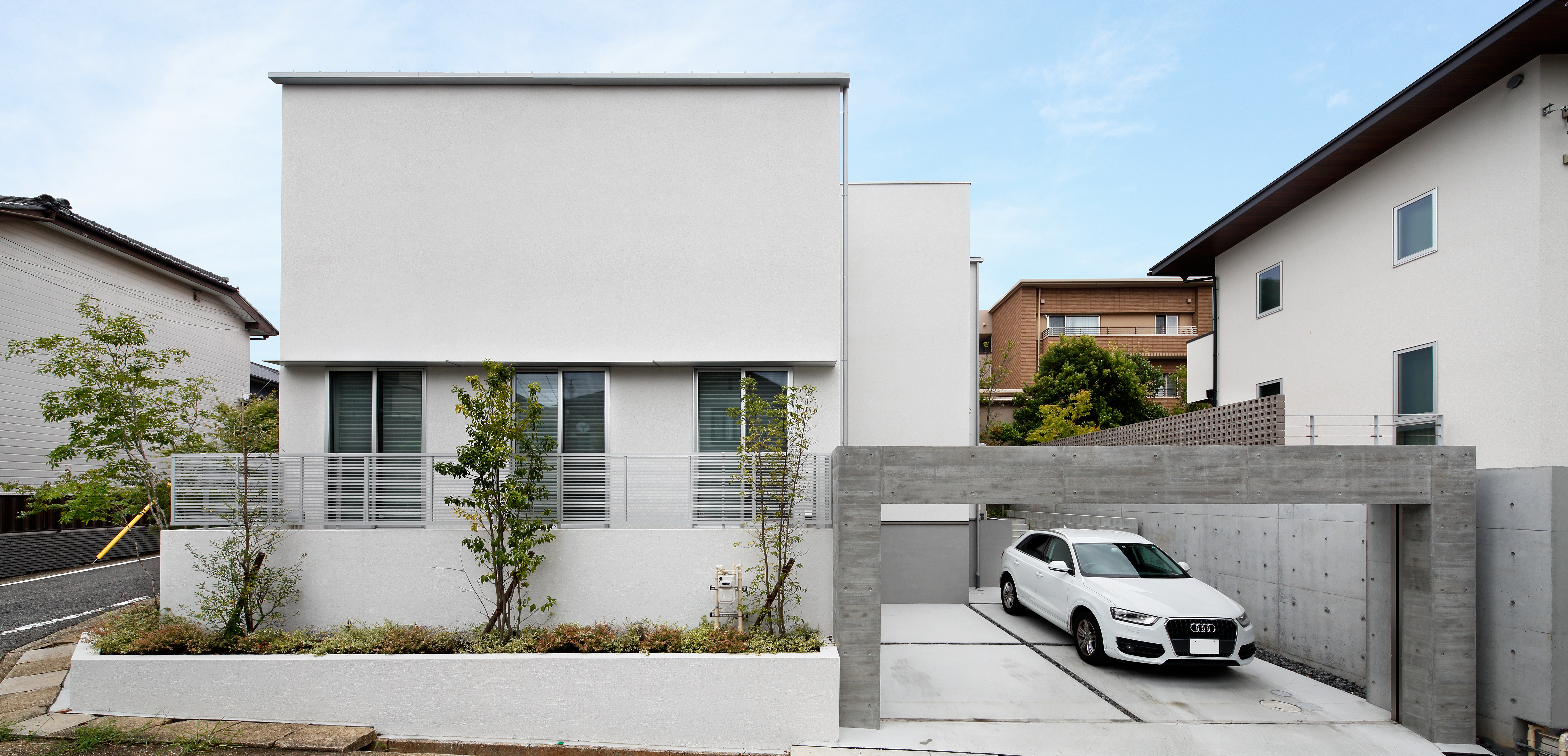 圧迫感がない、自然な上質感を醸し出すクローズ外構[3]