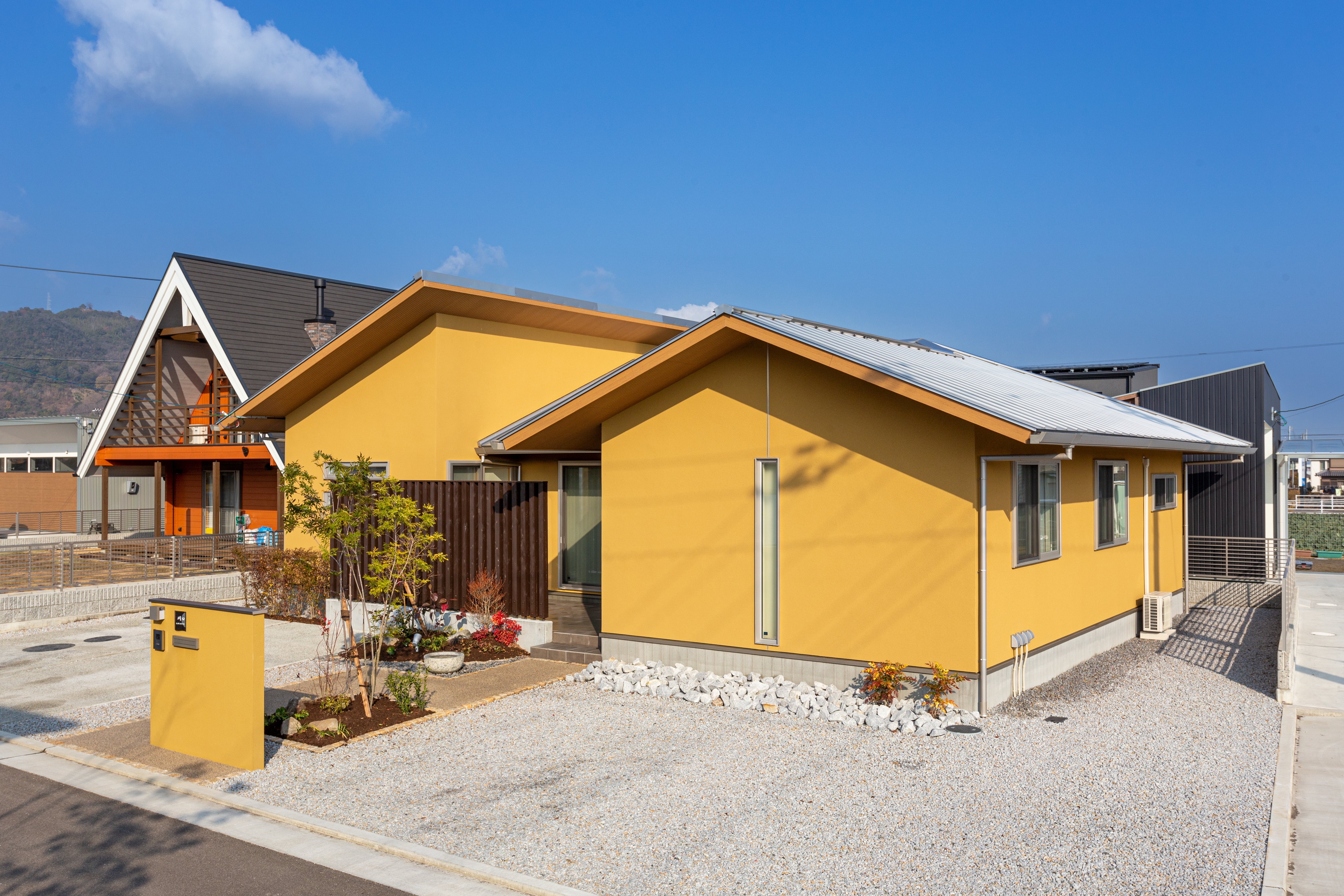 建物とのバランスに優れ、メリハリが効いたオシャレ外構[4]