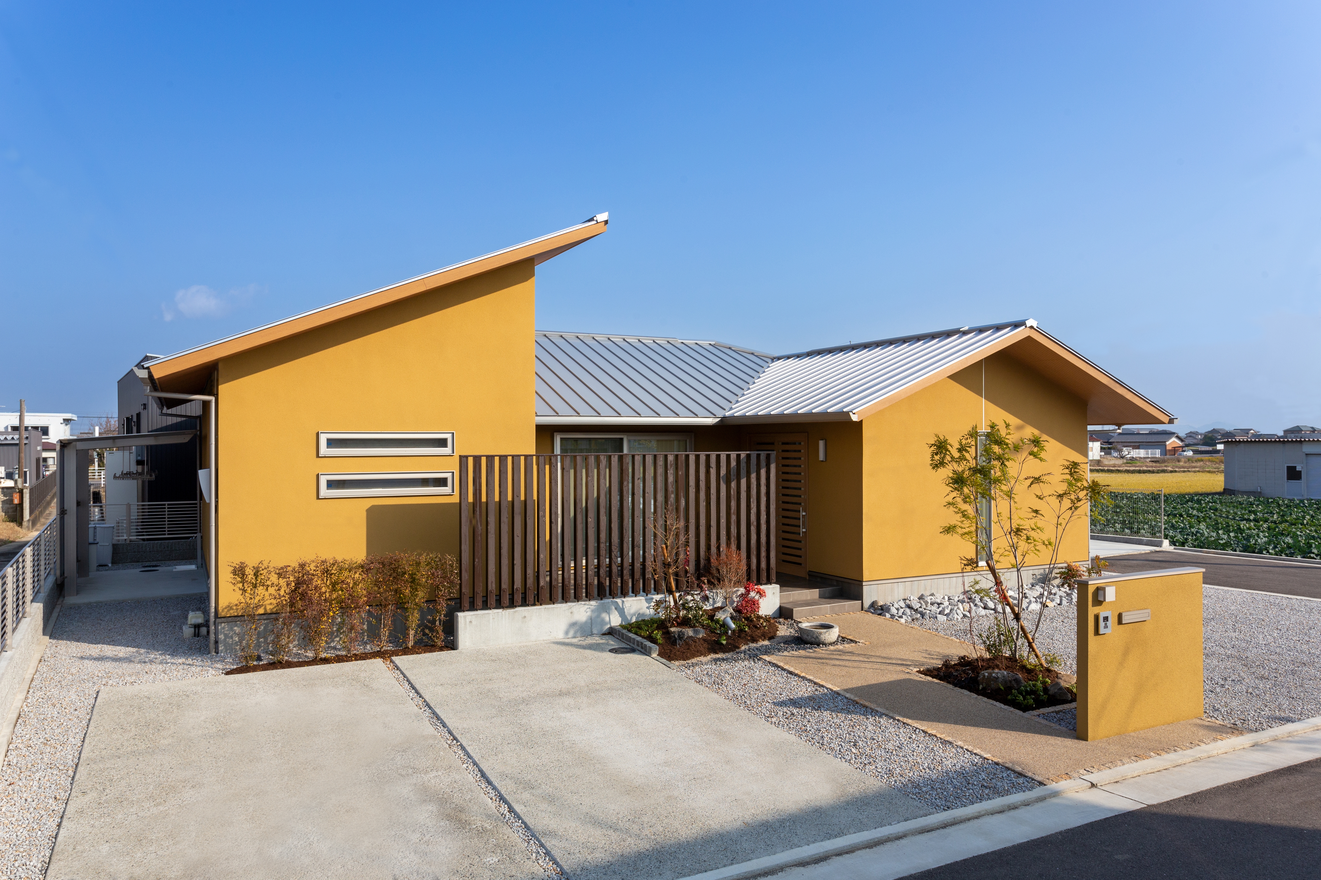 建物とのバランスに優れ、メリハリが効いたオシャレ外構[3]