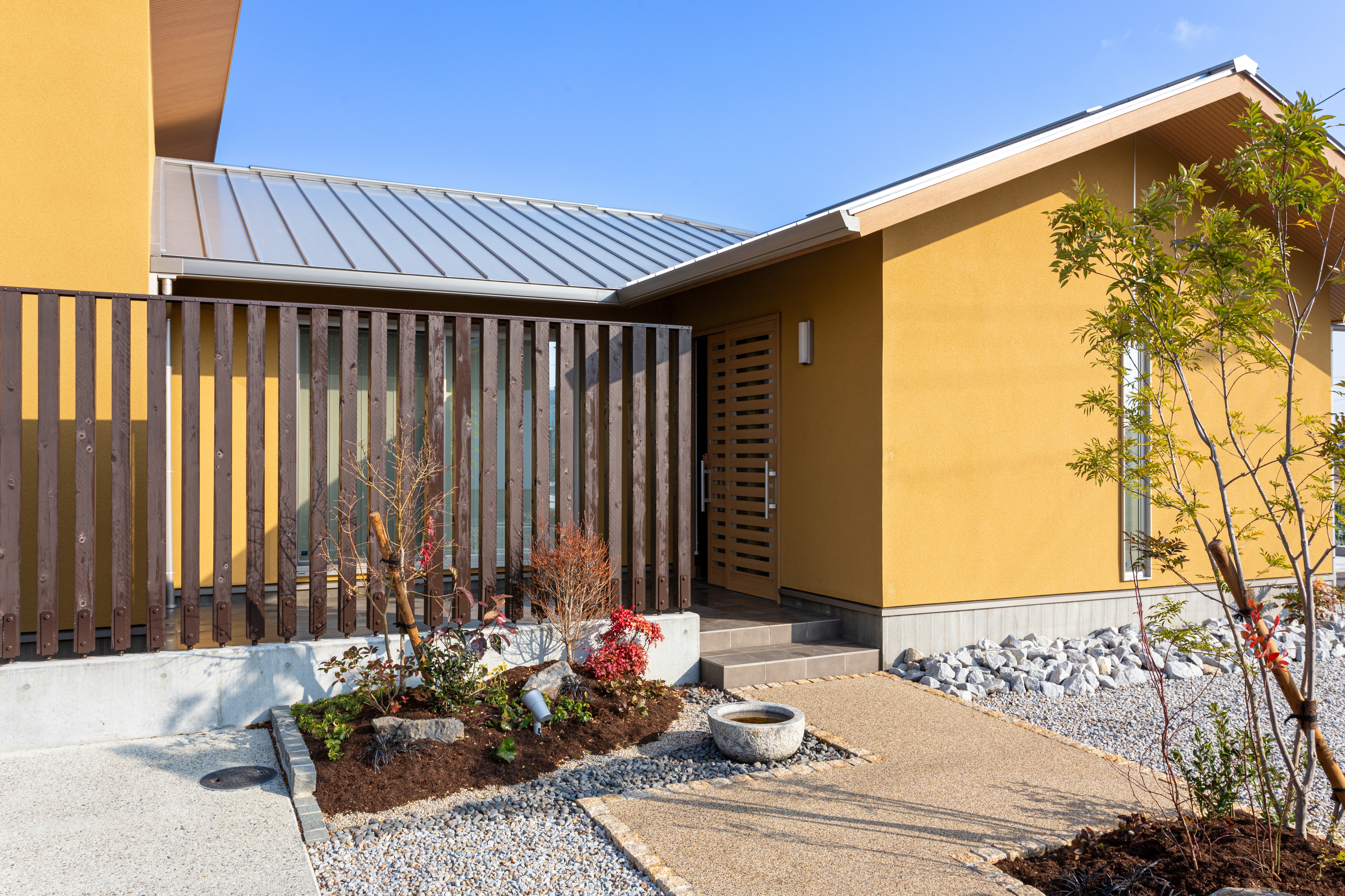 建物とのバランスに優れ、メリハリが効いたオシャレ外構[5]