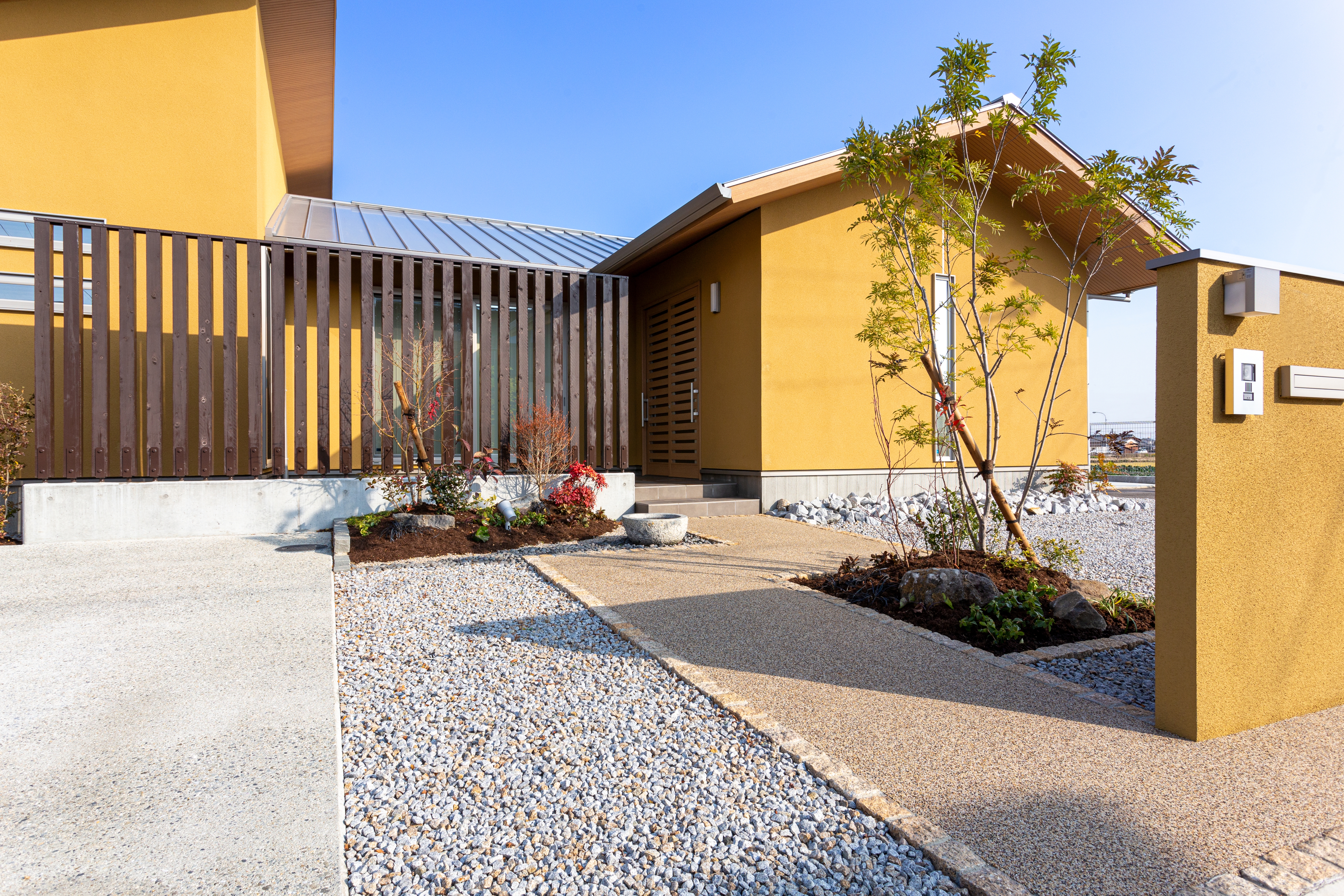 建物とのバランスに優れ、メリハリが効いたオシャレ外構[2]