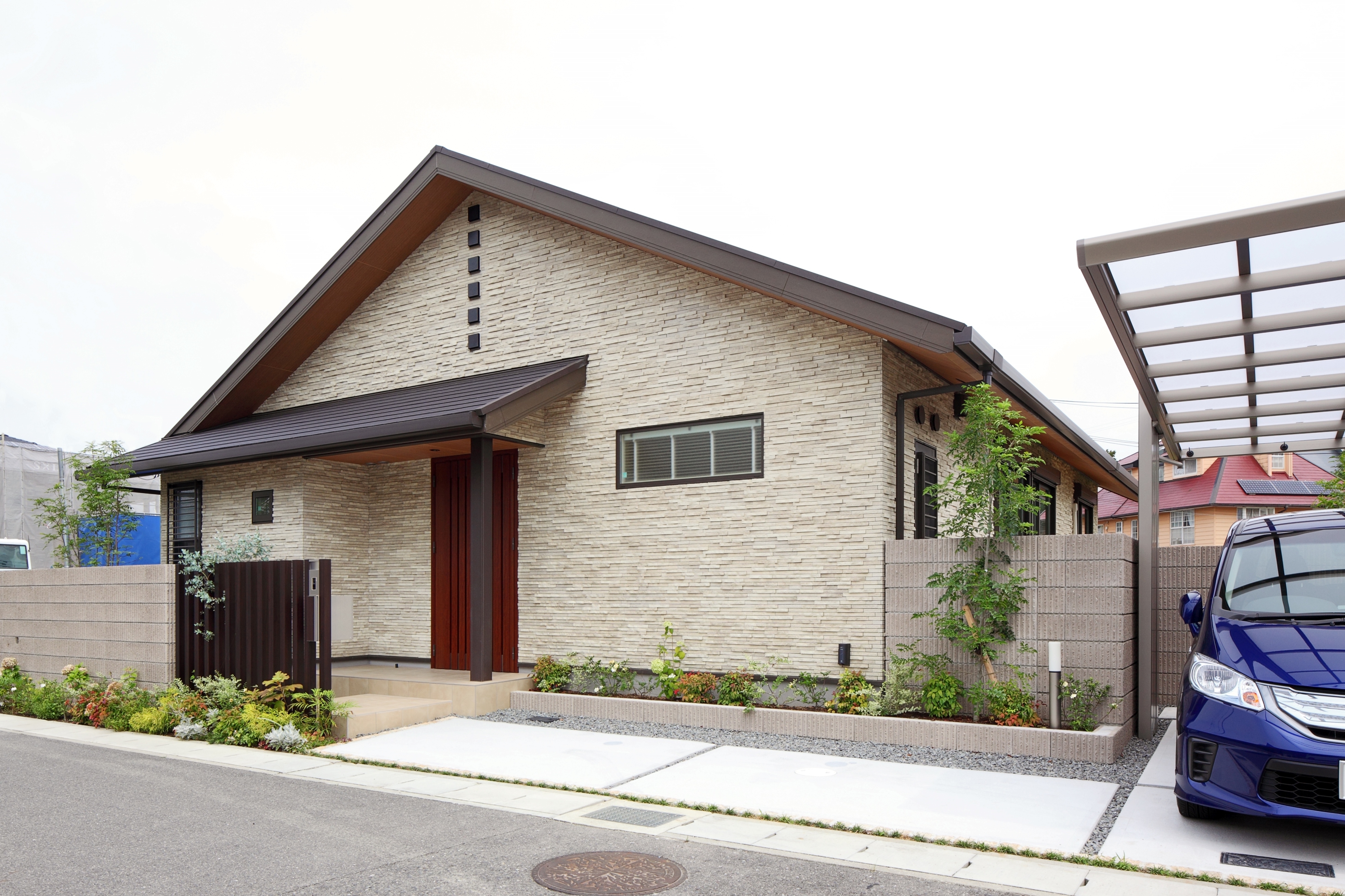 ナチュラルで品良くまとまったエクステリア空間[2]