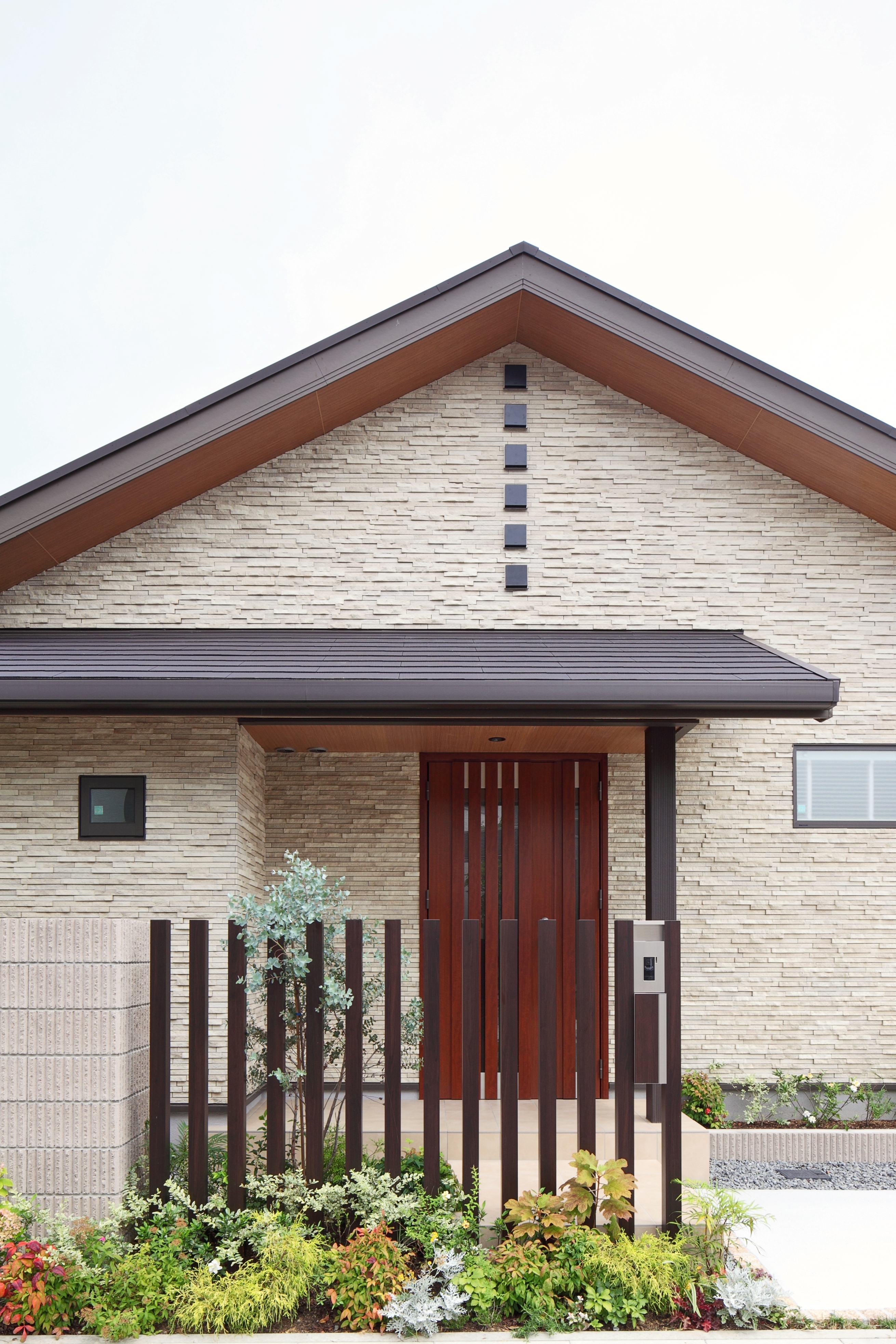 ナチュラルで品良くまとまったエクステリア空間[3]