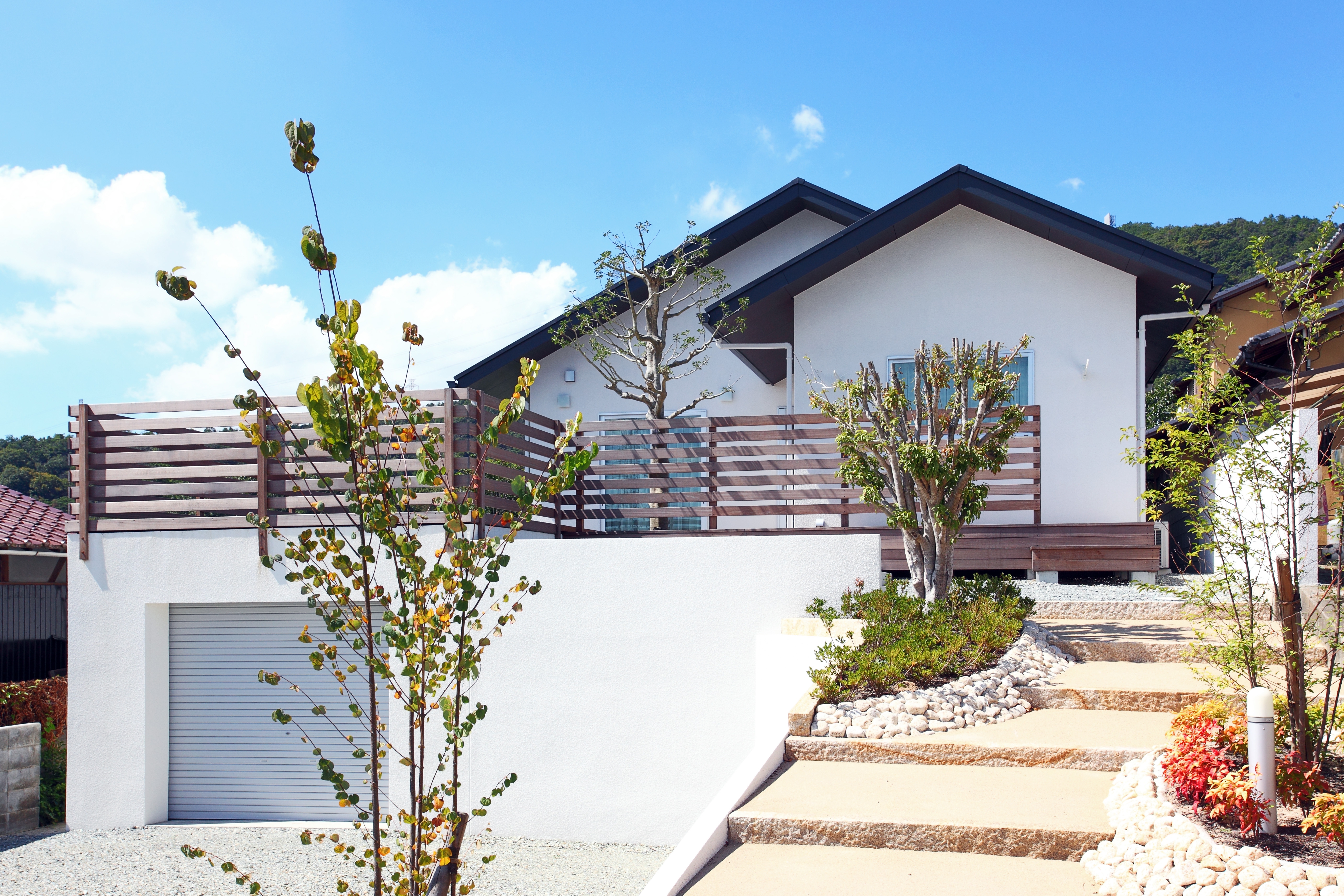 立体的且つ開放的、ナチュラルなエクステリア空間[2]