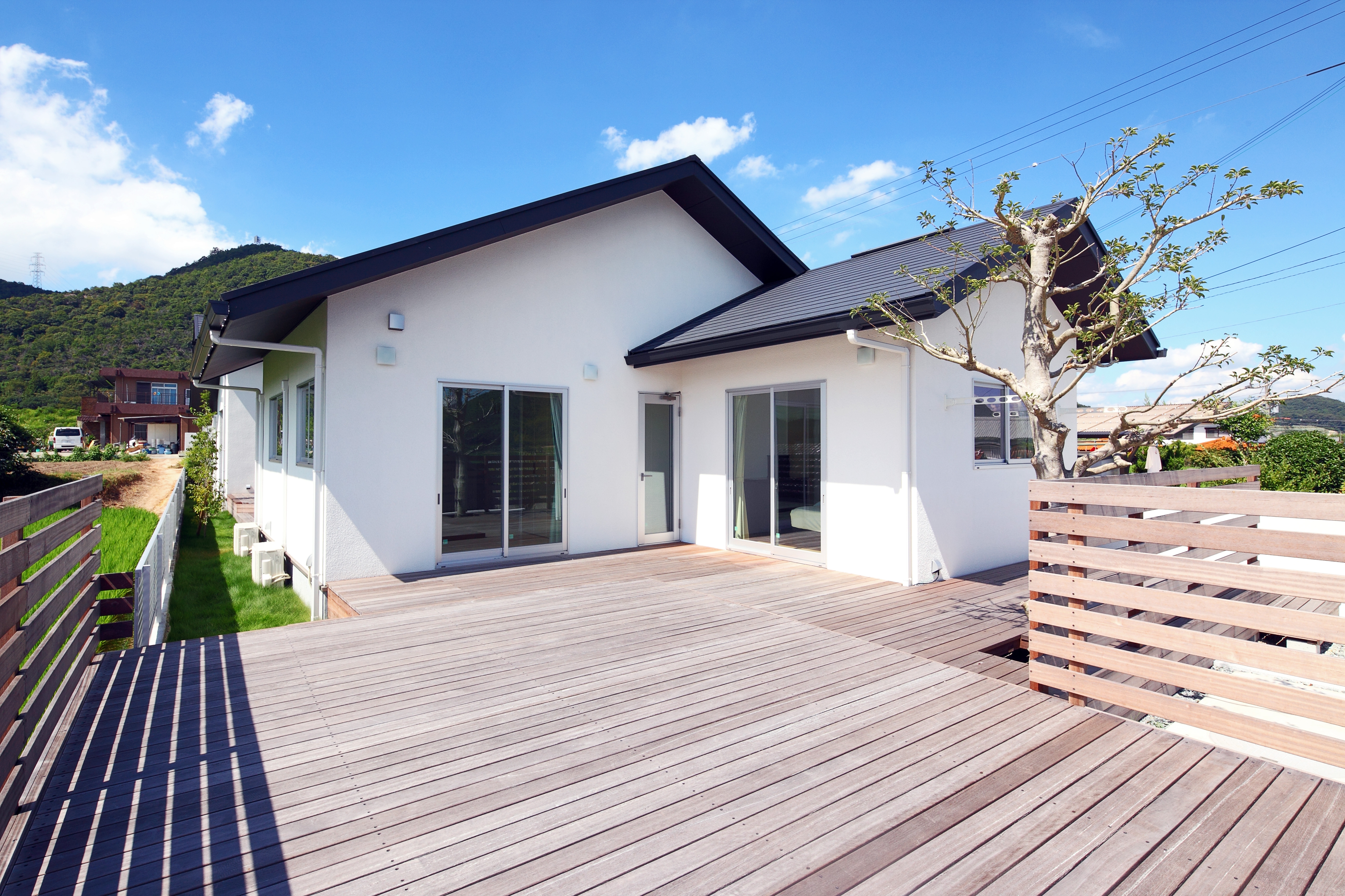 立体的且つ開放的、ナチュラルなエクステリア空間[3]