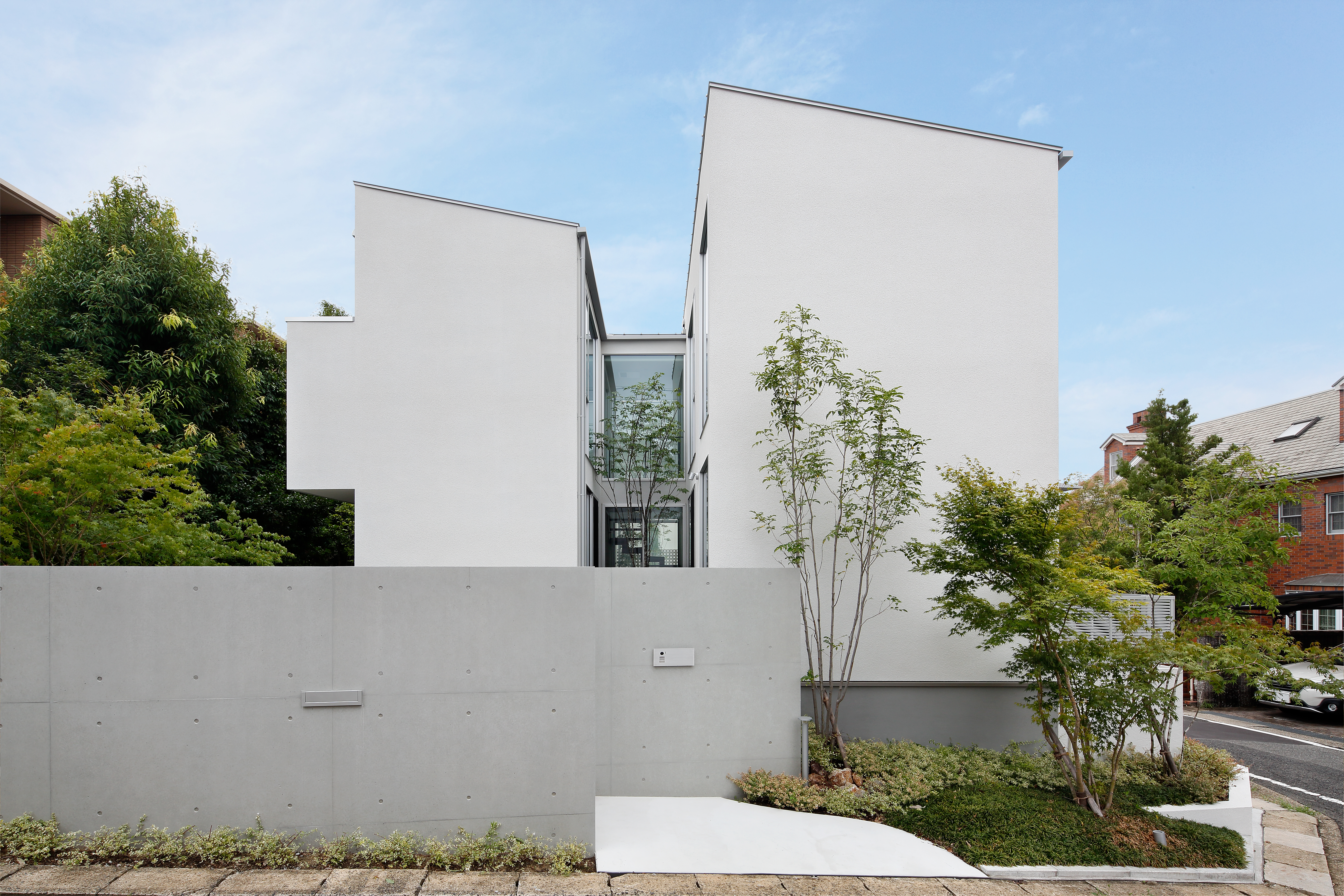 圧迫感がない、自然な上質感を醸し出すクローズ外構[4]