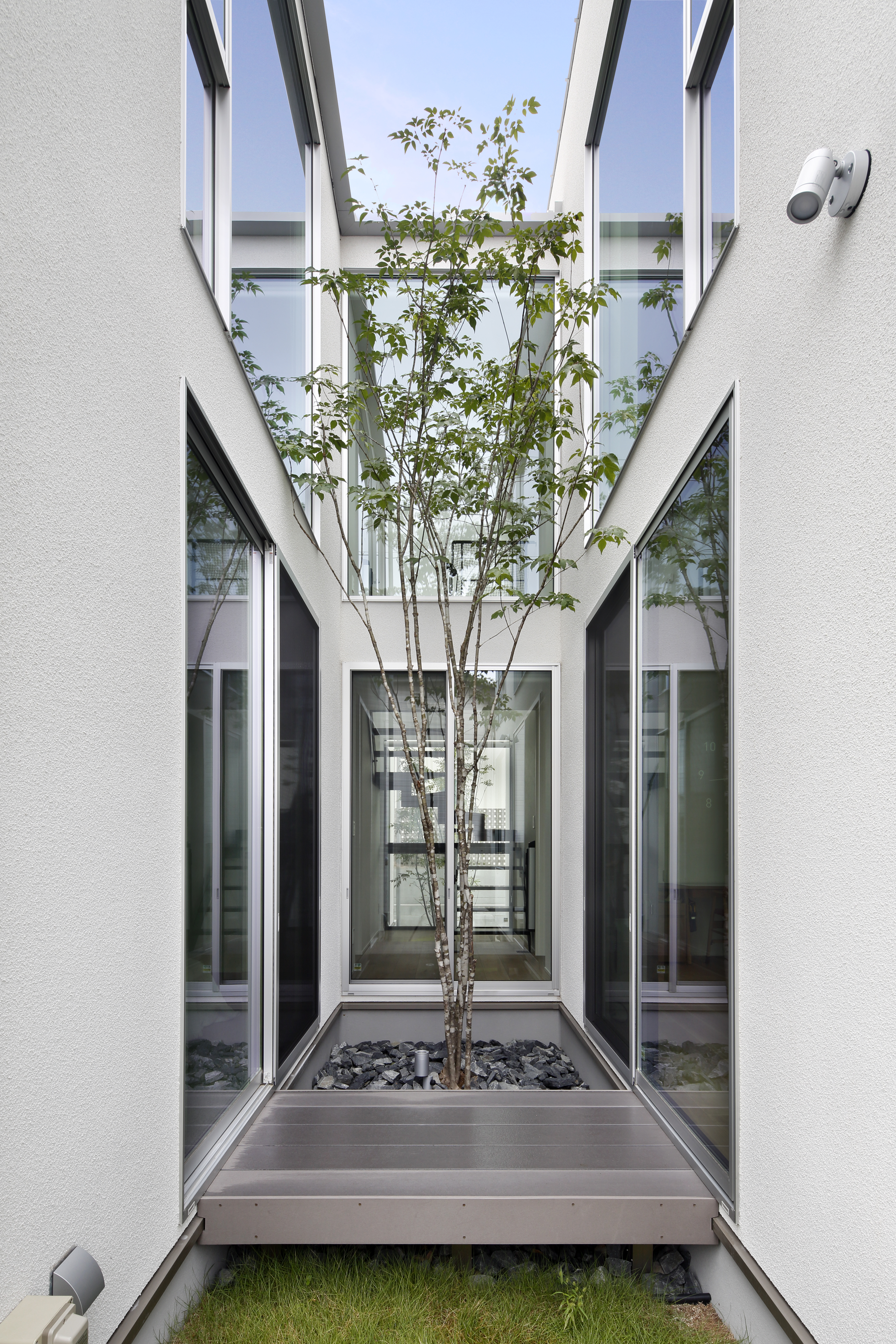 圧迫感がない、自然な上質感を醸し出すクローズ外構[5]