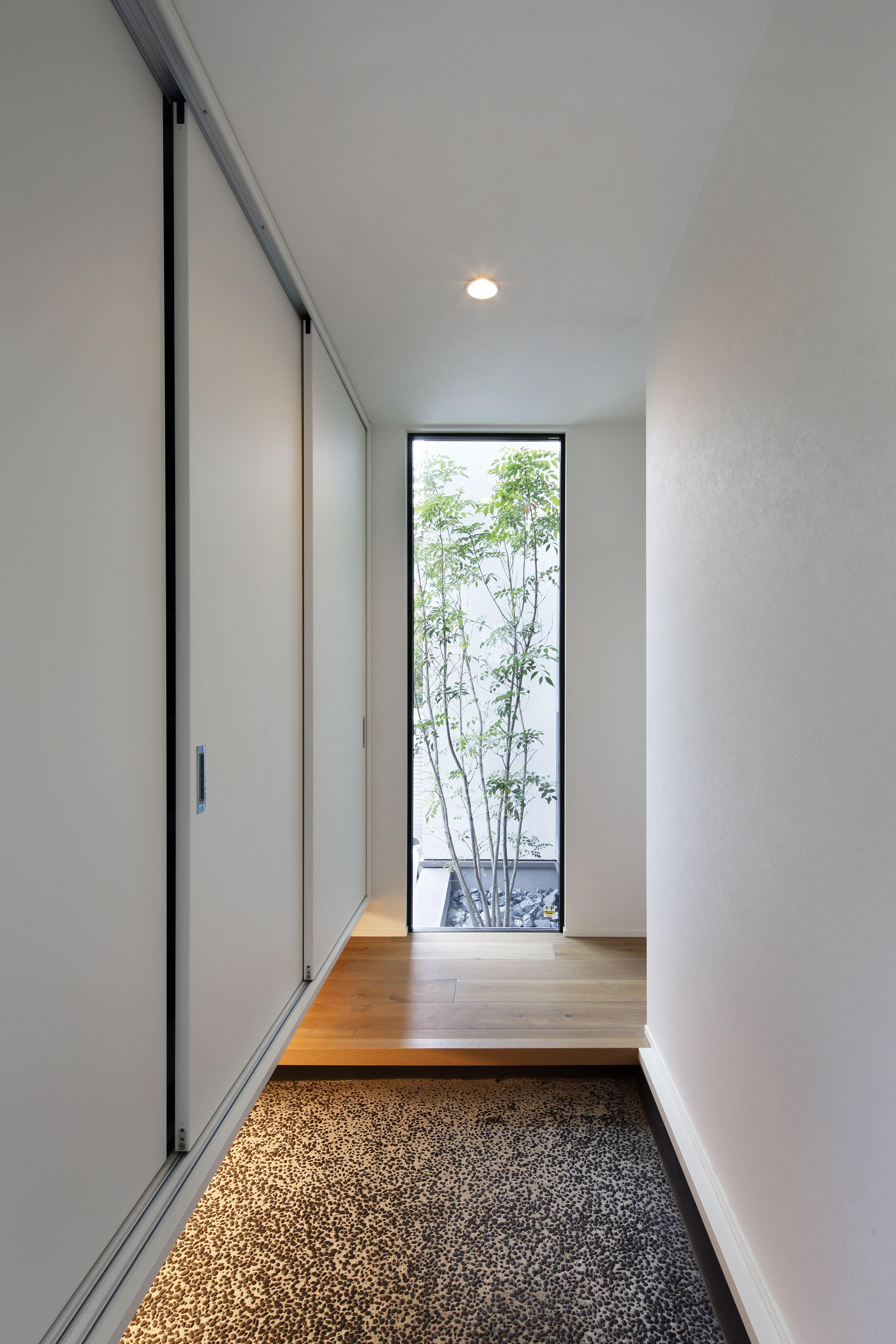 圧迫感がない、自然な上質感を醸し出すクローズ外構[6]