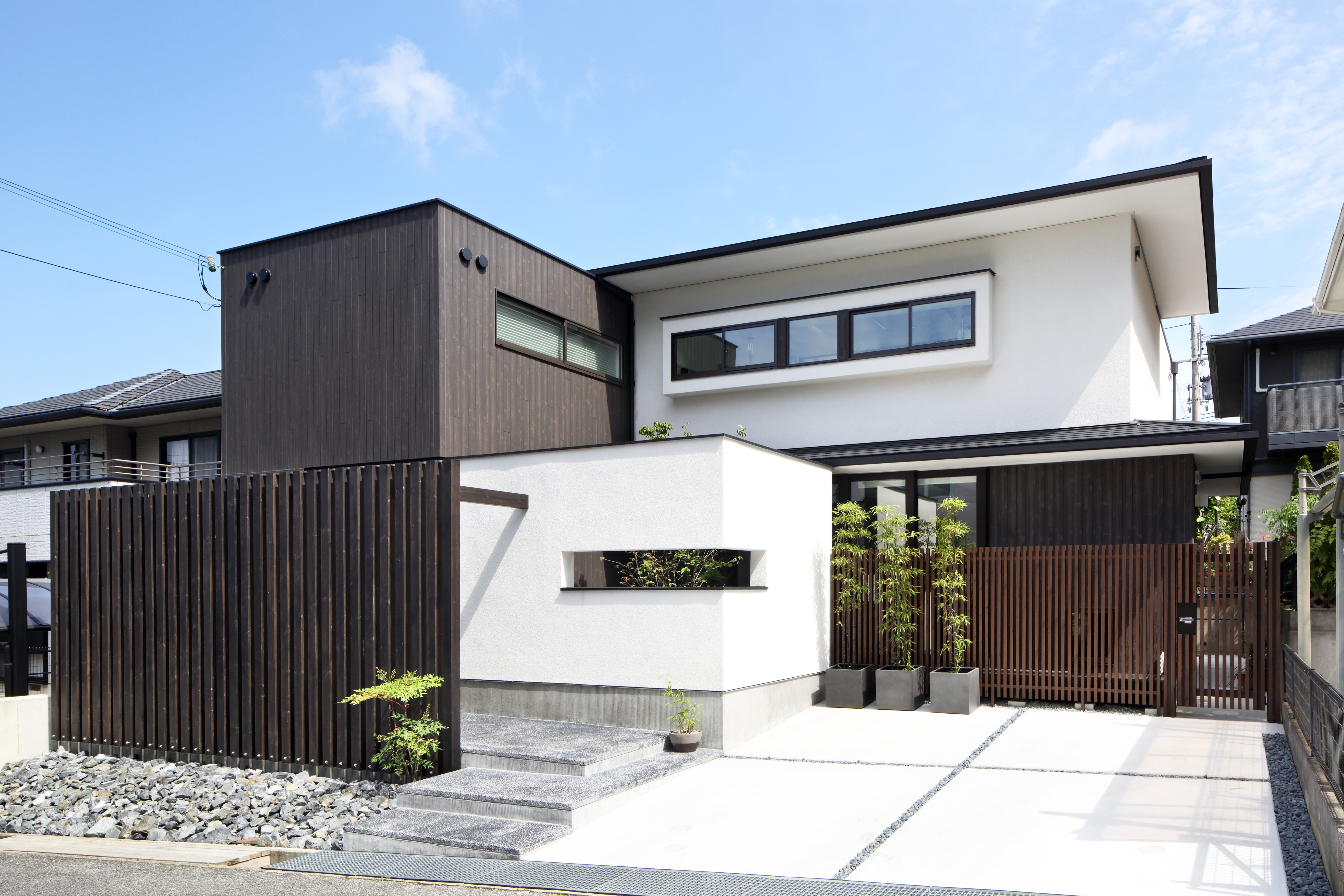 凛としたファサード、上質感溢れる和モダンエクステリア[2]