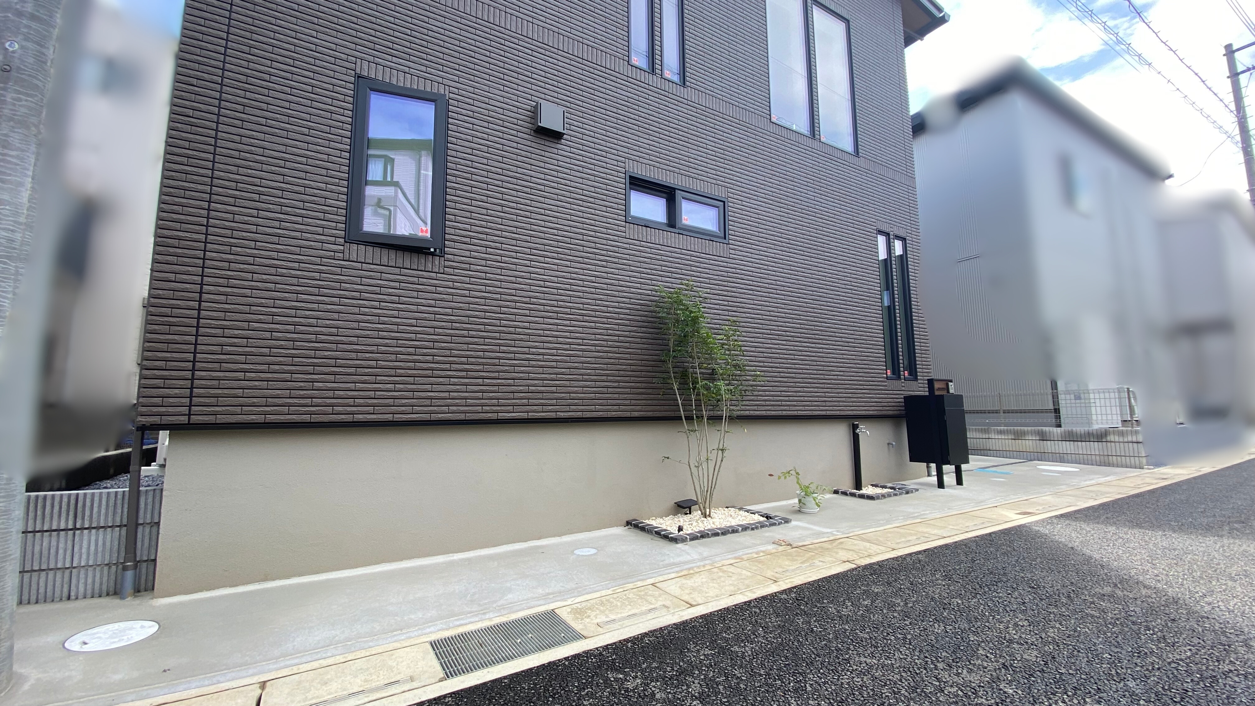 デザインと機能性を兼ね備えたスタイリッシュな外構空間[3]